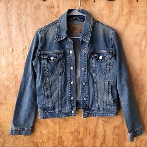 Levi’s Ladies Denim Jacket Snap Front Pockets Blue Medium Wash